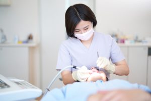 【歯科医院あるある】患者さんとの“無自覚な接触”に要注意！
